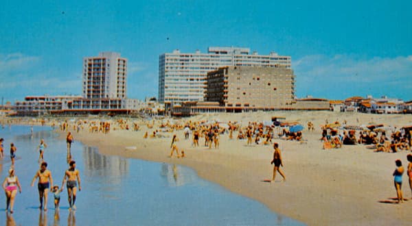 Sobre La Brava, en la península los primeros edificios en altura, como el Casino Nogaró, comienzan a cambiar la fisionomía de Punta del Este