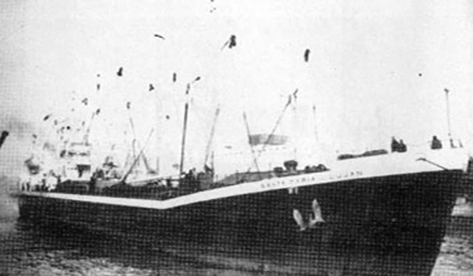 Barco quieto. Varadura del Santa María de Luján en la playa El Emir