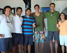 Izquierda: Sergio Armesto, Pablo Reta y Julián Pezzarini, Profesores de tenis, junto a Federico y Alejandro Fuchs, jugadores y María Eugenia Timossi, en la entrega de premios del campeonato.