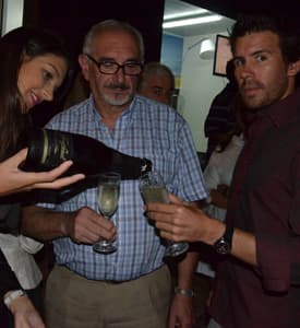 Disfrutando del evento con una copa de Champagne Freixenet