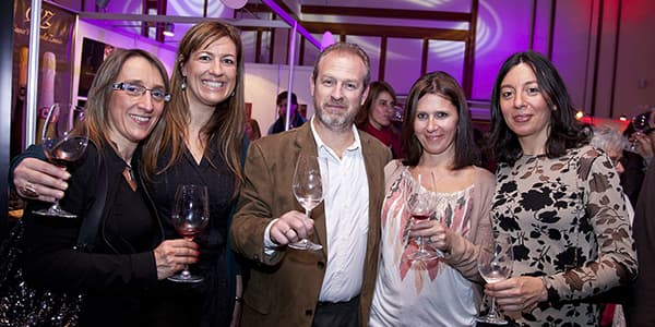 Invitados disfrutando de buenos vinos y excelente gastronomía