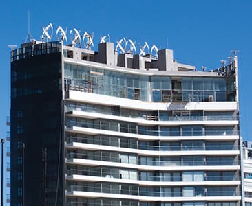 Vista de Alexander donde se aprecian las turbinas eólicas en su azotea