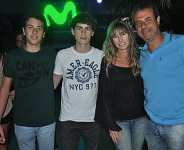 Ari Paluch con su esposa e hijos