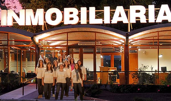 Equipo de venta de inmobiliaria Punta Ballena, atención personalizada, 39 años en Punta del Este