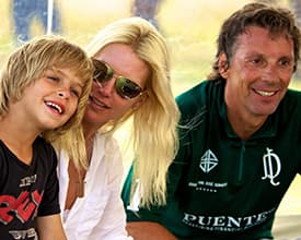Valeria Mazza e hijo, acompañando a su esposo Alejandro Gravier, parte de El Puente Polo Team