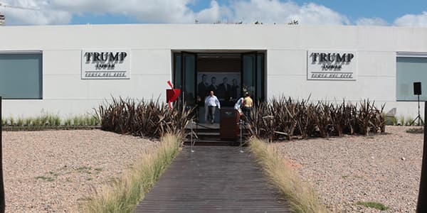 Entrada al showroom de Trump Tower Punta del Este