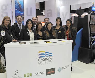 Equipo de Casinos del Estado en su stand presentando la oferta de todo el país