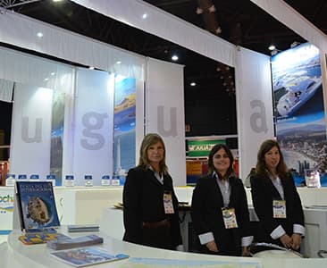 Equipo del Ministerio de Turismo recibiendo a los visitantes con toda la información de Uruguay turístico