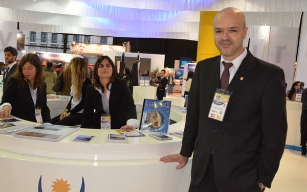 Antonio Carámbula, viceministro de Turismo y Deporte de la República Oriental del Uruguay en el stand supervisando y saludando a los representantes de los departamentos presentes