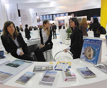 Diferentes mostradores con representantes de Uruguay para brindar toda la información necesaria