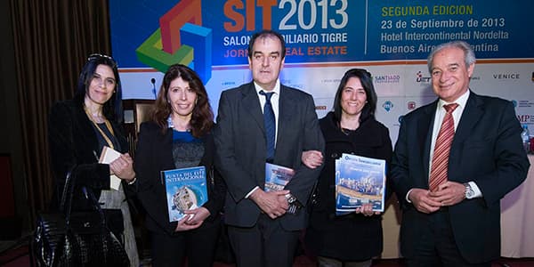 La prensa de Punta del Este junto al Intendente Oscar de los Santos y Horacio Díaz