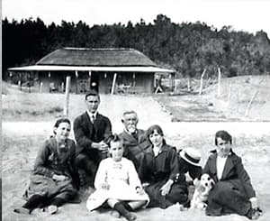 Familia Burnet reunidos en Pinares. Comenzaba la forestación de los médanos de Punta del Este. El trabajo de los pioneros hoy lo vemos en cada árbol del Este