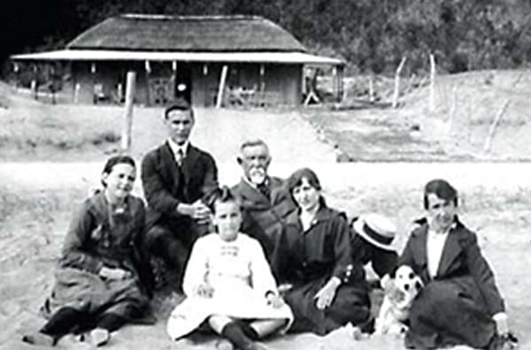 Burnet contrajo matrimonio con Carmen Rodríguez, junto a quien formó una familia y emprendió su titánica tarea