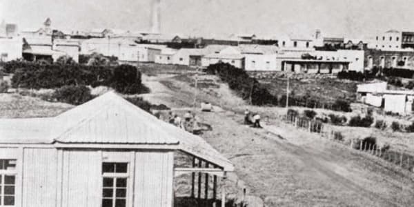 A principos del siglo XX las primeras casas de madera fueron importadas de Noruega por Juan Bautista Gorlero.