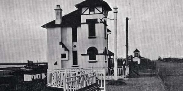 La misma casa, vista desde la actual Gorlero. Hoy en el mismo lugar se encuentra un edificio y en frente está el puerto y la playa de estacionamiento de autos y de embarcaciones.