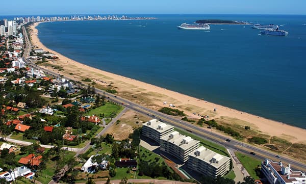 Con una vista privilegiada a la península, la Isla Gorriti y Punta Ballena