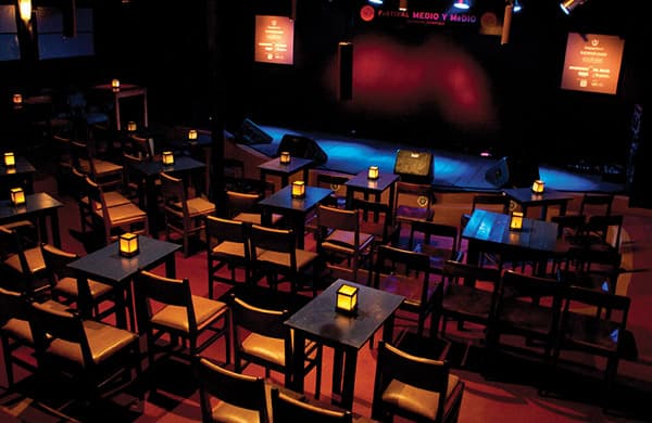 Maravillosa decoración y espacio para disfrutar de cada show que brindan en Medio y MEdio