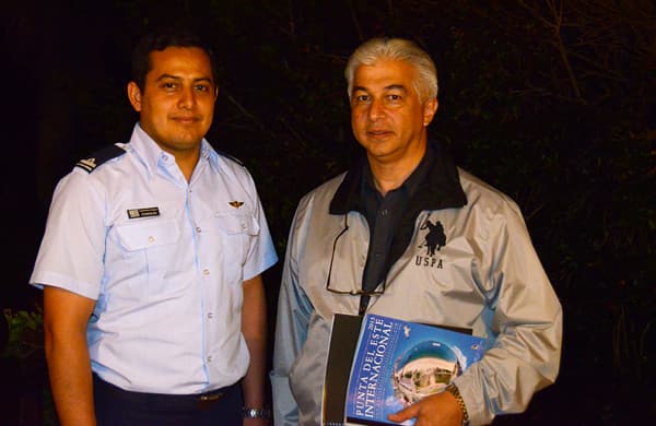 Teniente Enrique González y Coronel Ariel Sánchez Ríos, de la Comisión Receptora e Investigación de OVNI de la Fuerza Aérea Del Uruguay, en su visita a Punta del Este para analizar el material fotográfico publicado y entrevistar a los testigos