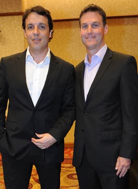 Juan Eduardo García (Conrad)  junto a John Connelly (Bally)