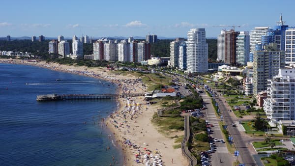 Imagen aérea del muelle de la parada 3, donde desembarcan los pasajeros de los diferentes cruceros que llegan a la costa de Punta del Este