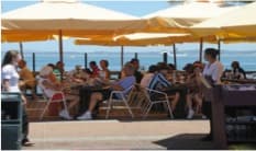 Cruceristas disfrutando de las diversas opciones que les brinda la ciudad de Punta del Este