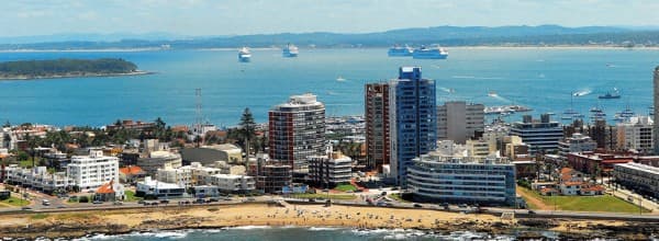 Vista de la bahía de Punta del Este, con el arribo de 4 cruceros