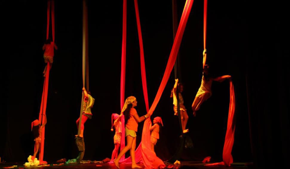 Canto, música, acrobacias en tela y trapecio.