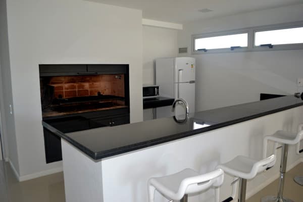 Parrillero que disfrutan los habitantes de Arenas del Mar