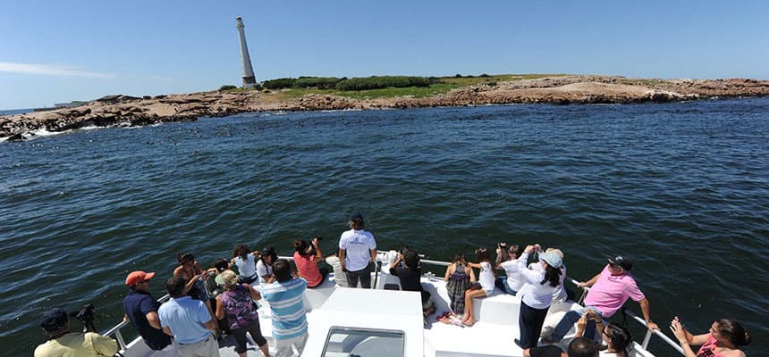 El catamarán Oceanía estará durante todo el año realizando paseos por toda la costa del departamento.