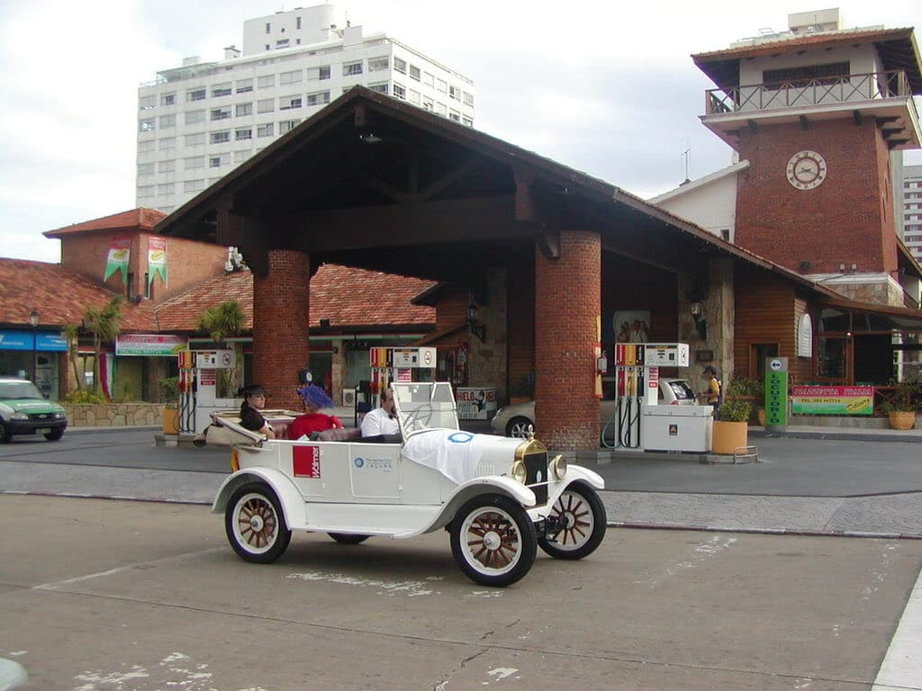 Paseo patrimonial de autos clásicos