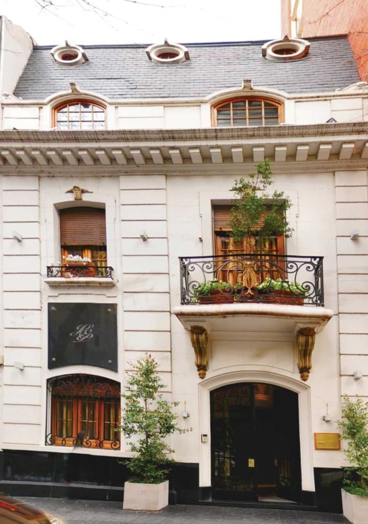 Fachada e interiores de la clínica Elías, ubicada en Juan Francisco Segui 3592, Buenos Aires.
