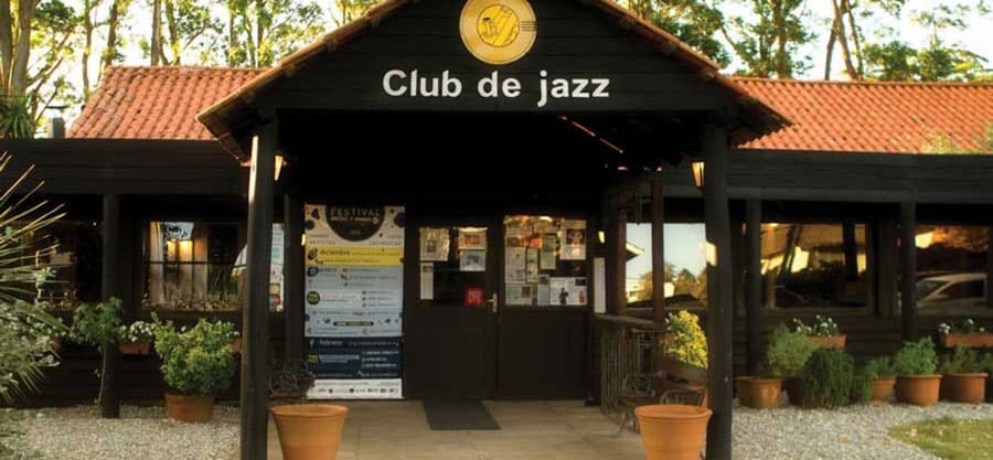 Restaurante y club de jazz Medio y Medio