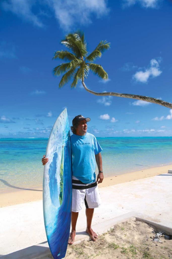 Nicolás Caubarrere junto a una de sus obras en Tahití.
