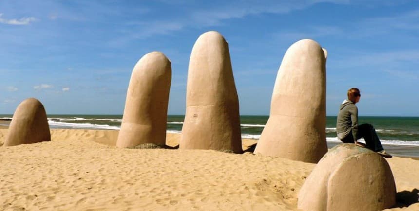 Los míticos "dedos" de Punta del Este, obra del escultor chileno Mario Irarrázabal