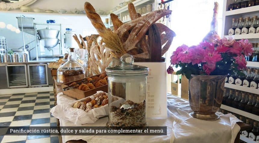 Una exquisita variedad de panes, además de diversos quesos, patés y otros manjares