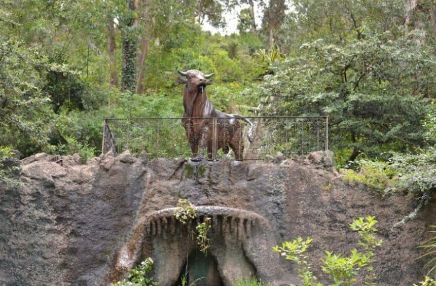 El Cerro del Toro, ubicado en la falda del cerro, a 100 metros de altura. El toro de hierro es una escultura de origen francés.