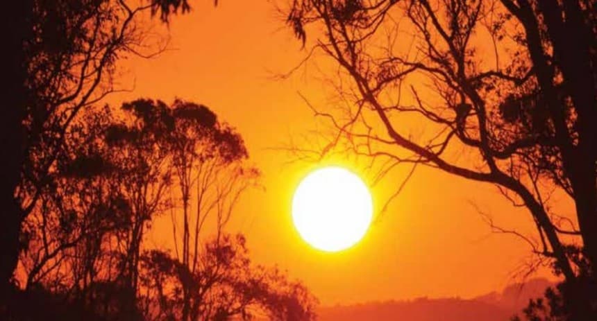 Típica postal del balnerio: entre árboles, el sol desciende pintando el entorno con colores