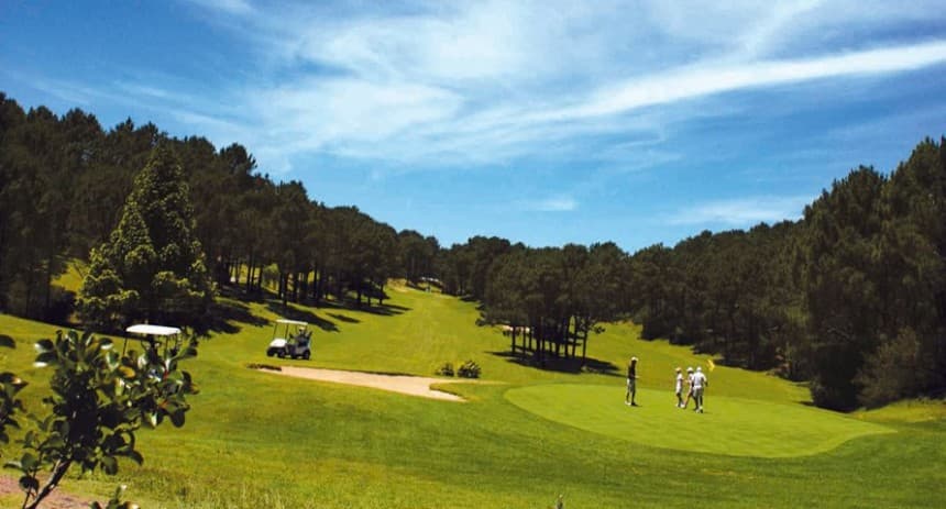 Club del Lago dispone de unos 20 hoyos a lo largo de tres circuitos.