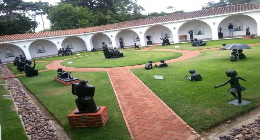 Diversas esculturas descansan en los patios interiores del Museo Ralli, un espacio donde se conjuga arte y naturaleza...  