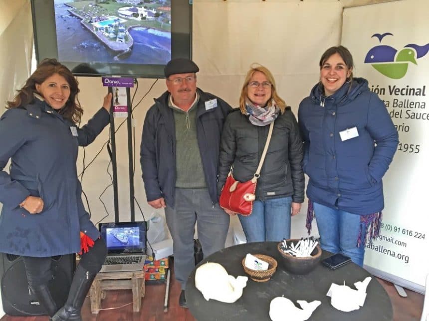 La directora de Punta del Este Internacional, Marisol Nicoletti; el vicepresidente de la Unión Vecinal de Punta Ballena, Edgardo Gargano junto a su mujer, Maureen Griffin y Lía Goycochea.
