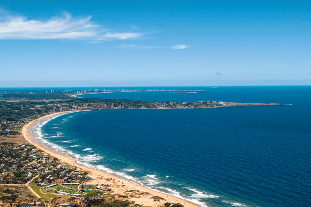 “Quién lo mira, lo ve por vez primera siempre”, dice Borges sobre el mar. Nicolás Tarallo, Director de Punta del Este Internacional, lo confirma conduciendo una vez mas por esa ruta de ensueño el auto de colección, MG TC 47 de Mar y Sol Ediciones.