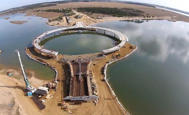 Puente de Laguna Garzón proyectado por el arquitecto Rafael Vignoly