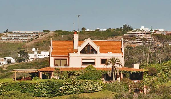 Cambia el paisaje de Punta Ballena, “Chalet San Giovanni” testigo del desarrollo de la región.