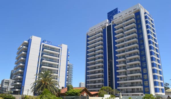 Arenas del Mar, dos torres ubicadas a pocos metros del mar, en la parada 2 de La Brava