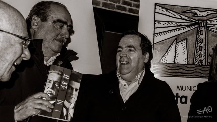 Diego Fischer firma libros al final de conferencia