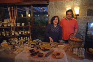 Stand de Lucy productos Artesanales y sus encargados