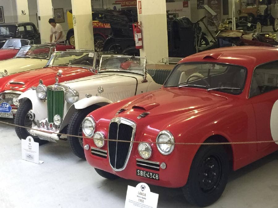 Distintos modelos de automóviles permanecen intactos y a la espera de sus visitantes