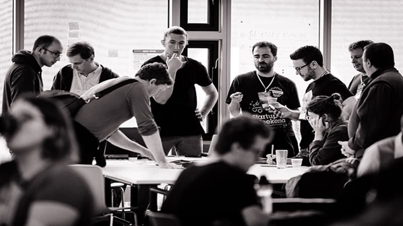 Intercambio de experiencias e ideas, de la mano de profesionales de diversas áreas. 54 horas dedicadas a emprendedores.