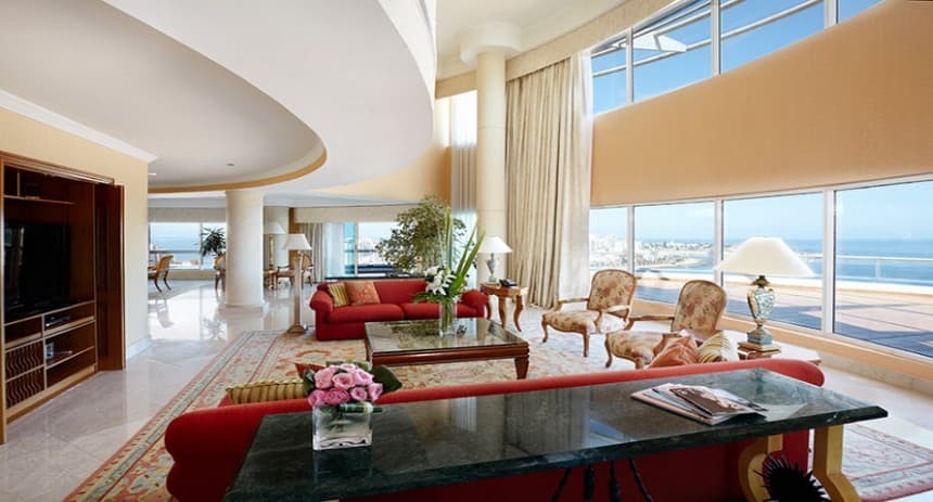 Un cocktail en una lujosa habitación del Conrad