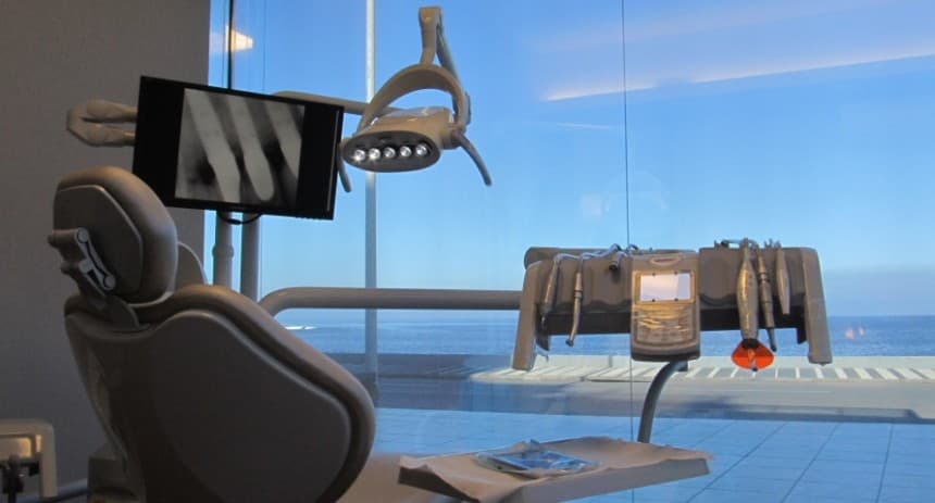 Clínica Odontológica Aimone, en la península de Punta del Este, frente al mar...